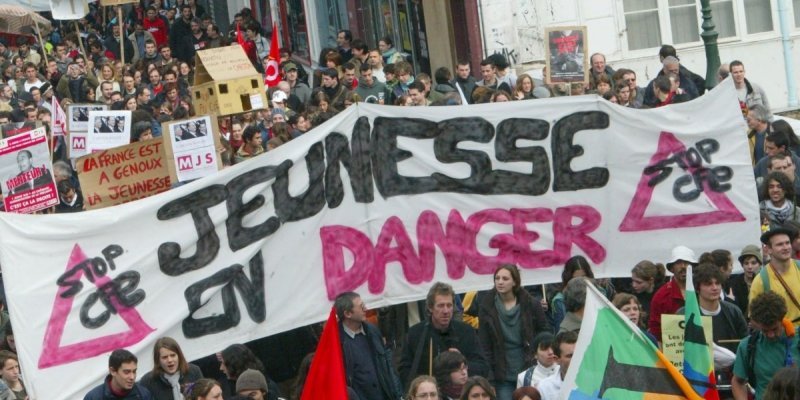 plus-de-10-000-manifestants-descendent-dans-la-rue-contre-le_1763224_800x400